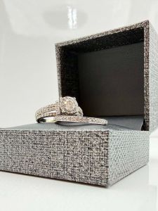 Alliances en Or Blanc 10kt avec Diamants Naturels (total de 0.90ct)