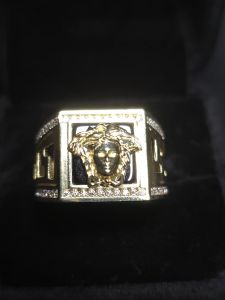 Bague pour homme avec zircons et or 10.K