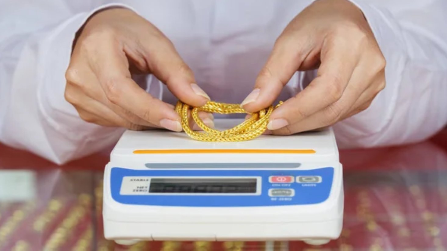 Selling a bracelet during a professional gold evaluation.