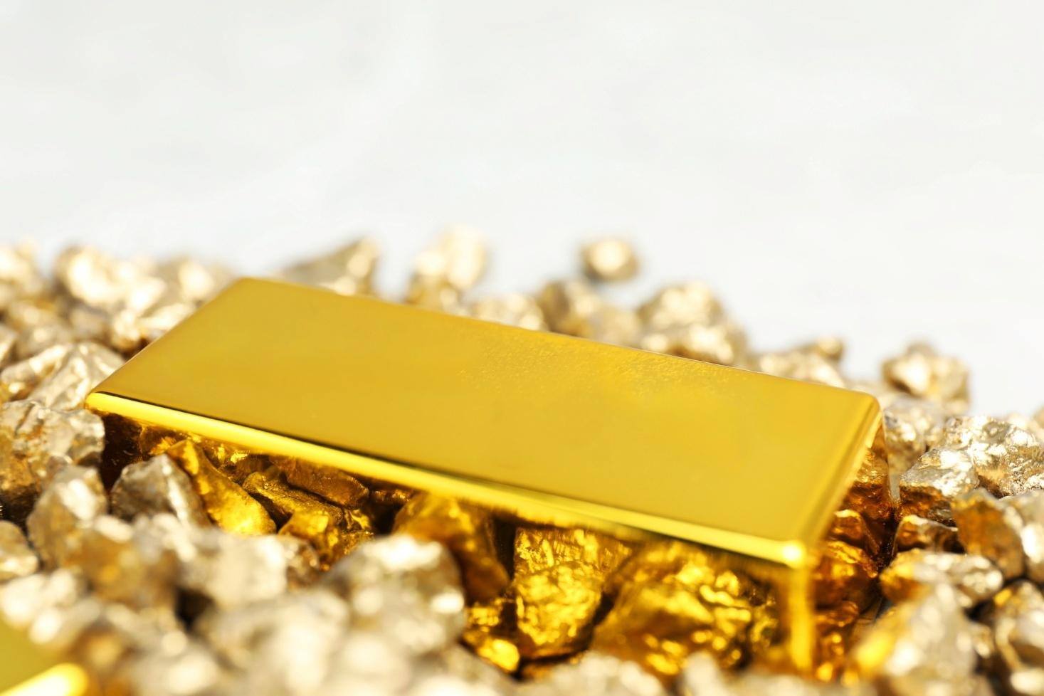 Une barre d’or sur des rochers d’or