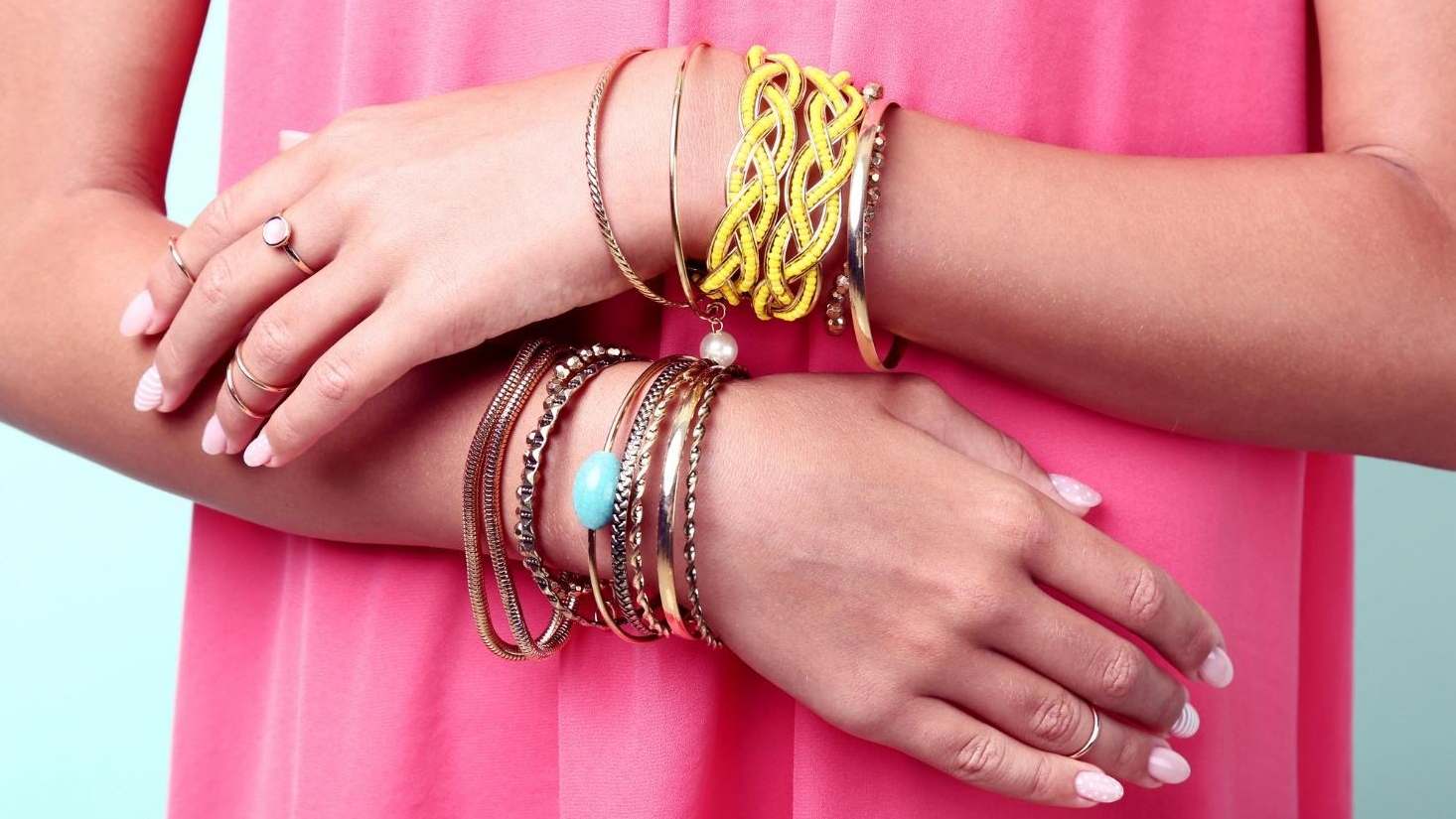 Bracelet en or utilisé pour vérifier l’authenticité d’un bijou à la maison.